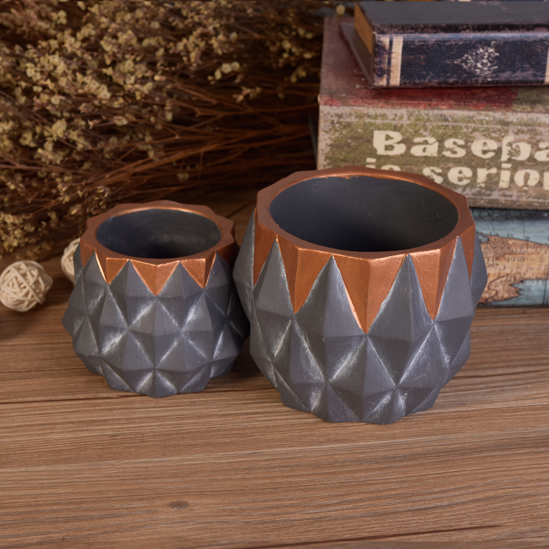 Жери с бриллиантом в банке с розовым маслом