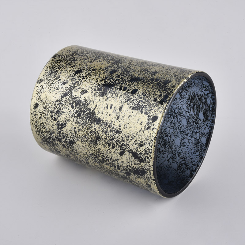 Candelabros de vidrio gris con decoración dorada