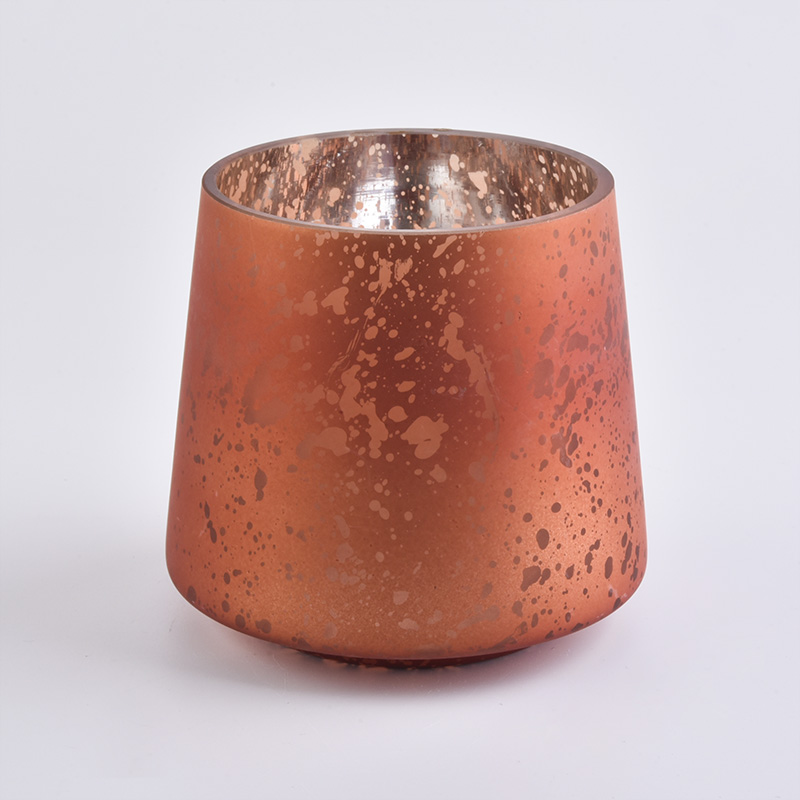 色の装飾が施された水銀ガラスのキャンドルホルダー