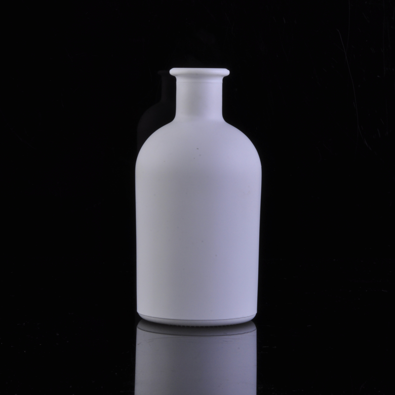 Pure white color coating round glass aroma essencial bottle