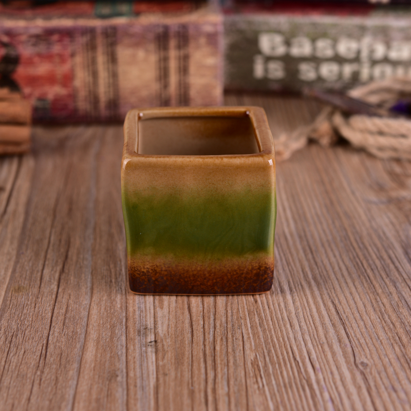 虹のカラフルな装飾的なセラミックキャンドルの船の広場