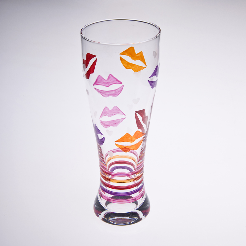 Lábio alto, mão, pintado, cerveja, copo, vidro