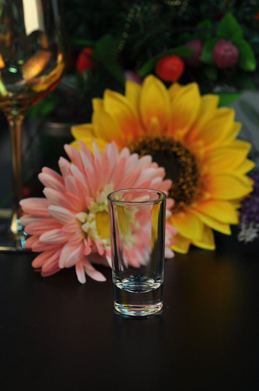 Xícara de água de vidro transparente