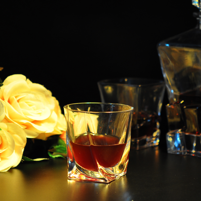 Bicchiere tumbler unico Whisky contorto