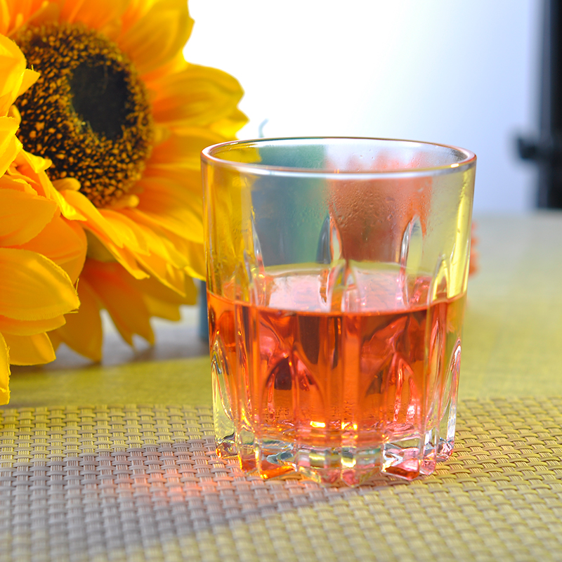 Einzigartige Form Glasbecher