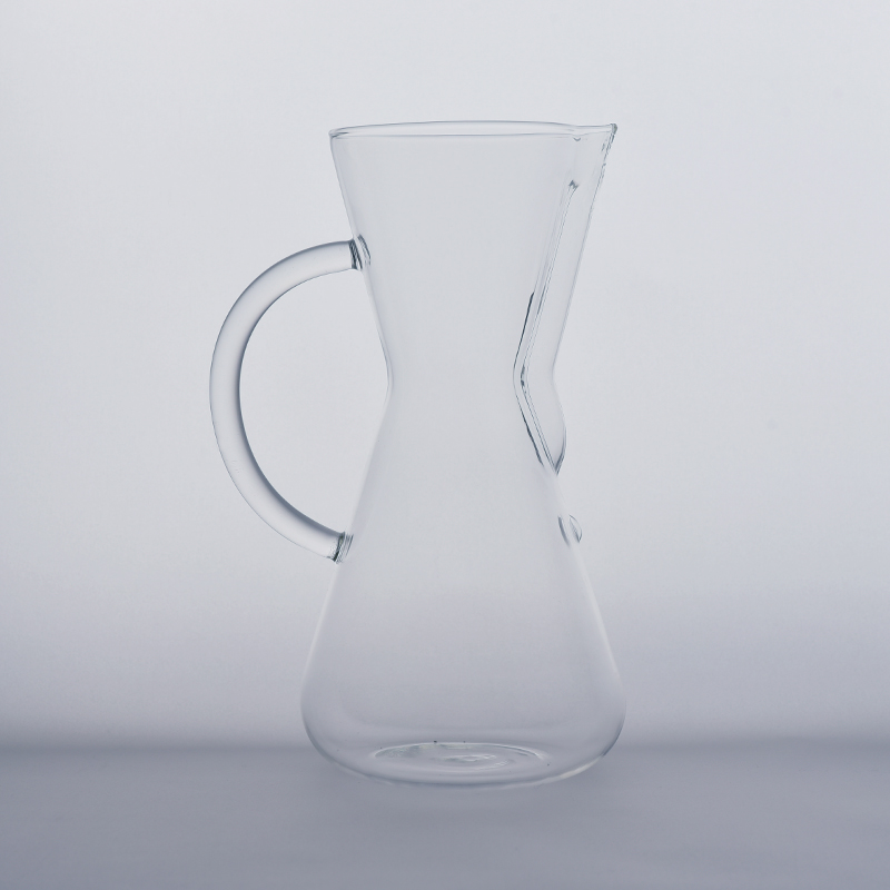 borosilicato derramando sobre copo de café