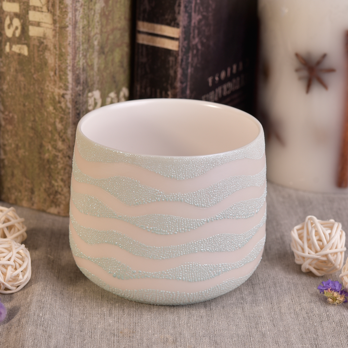 ceramic candle holder with pearl glazing finish