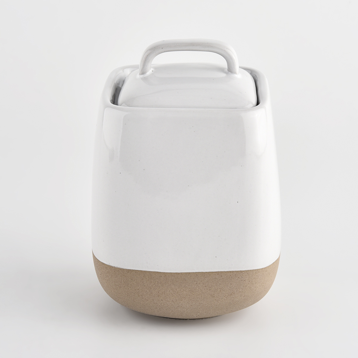 Kapal seramik putih berkilat dengan tudung persegi