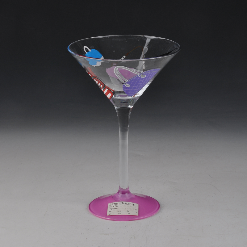 a mano bicchiere di brandy verniciato