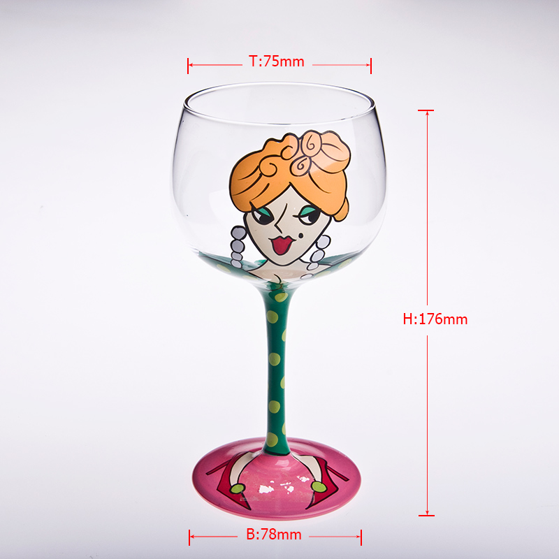 緑の茎と手描きのマティーニグラス