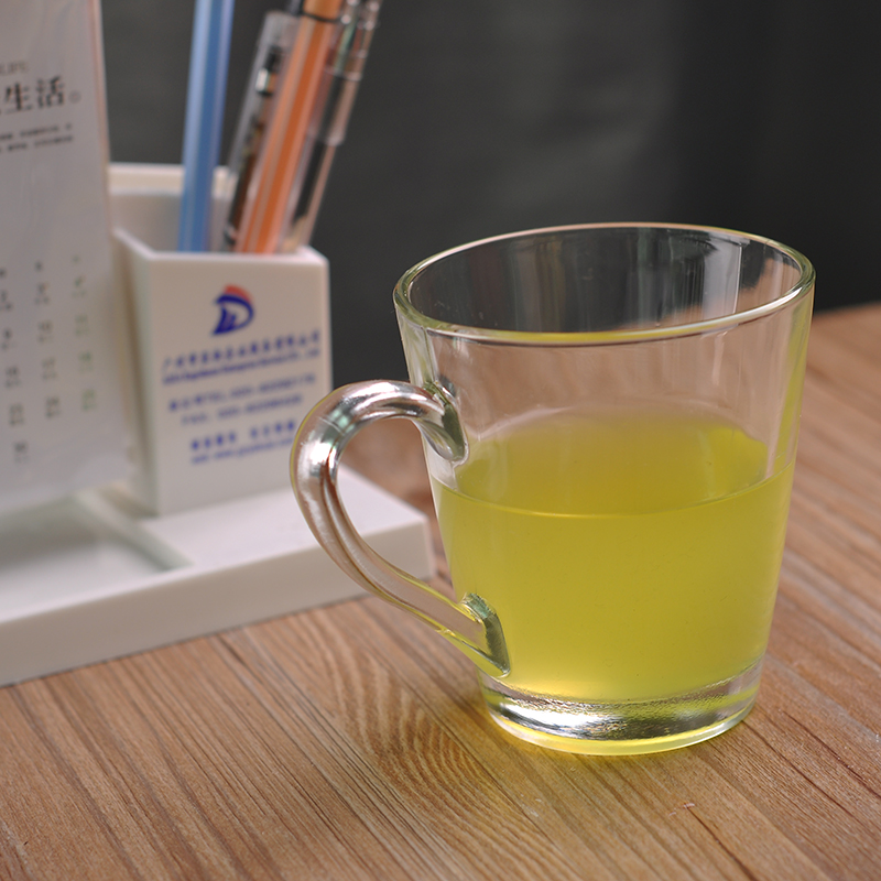 gestire tazza di acqua di vetro