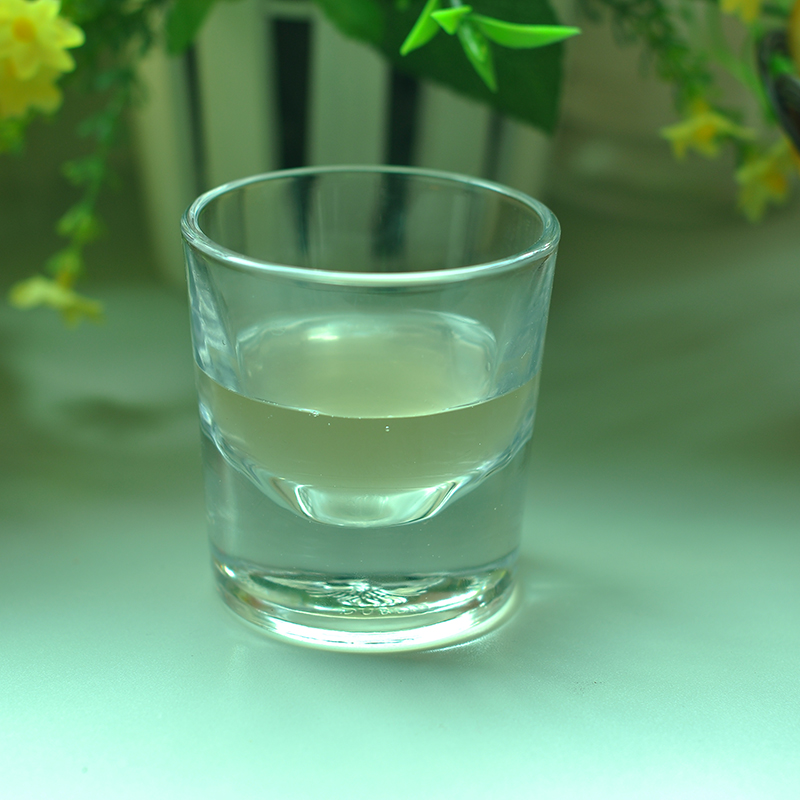 pesados ​​copos de uísque de fundo