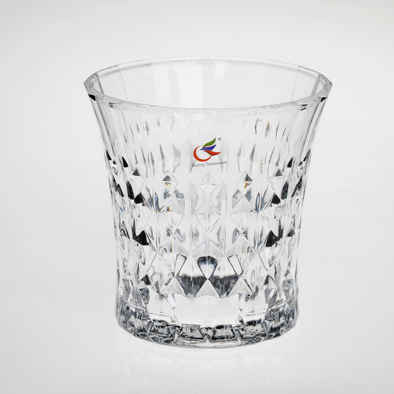 macchina fatta bicchiere di whisky