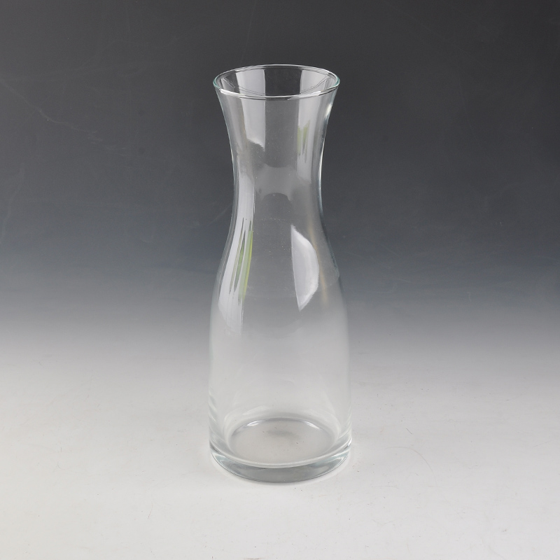 круглые прозрачные стеклянные графины