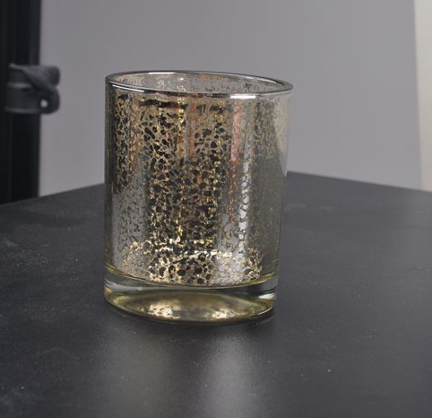 распыляется подсвечник