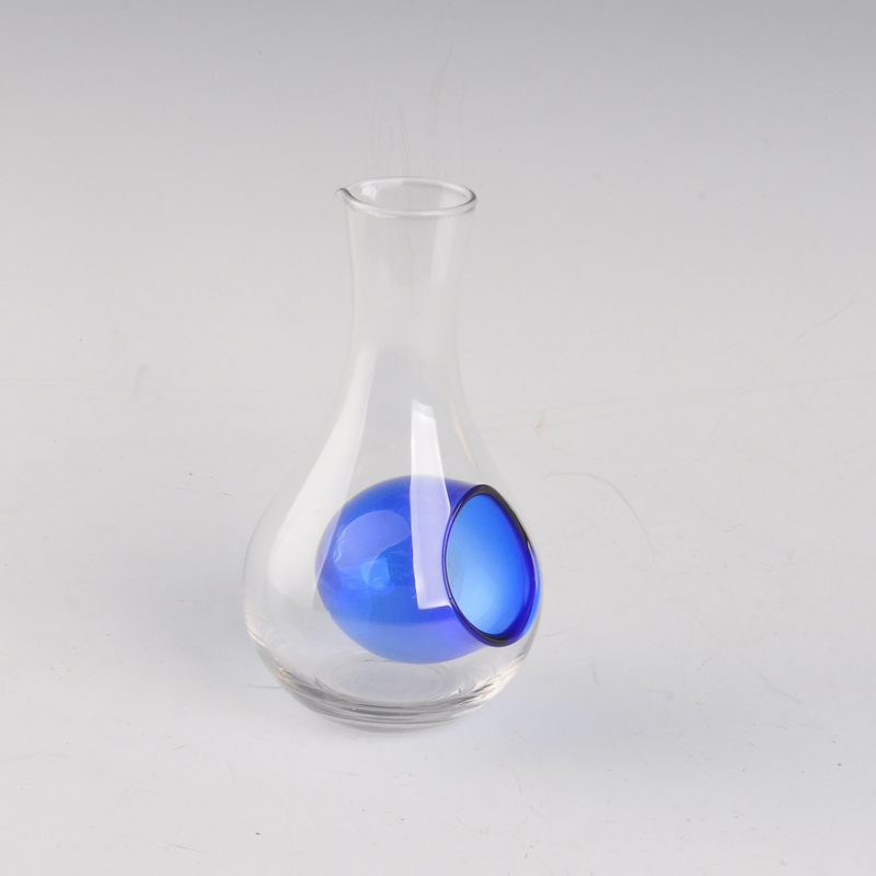 afundado garrafa de vidro transparente