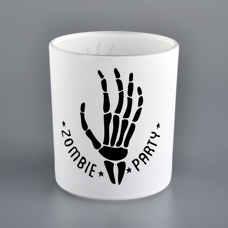 biały szklany świecznik z nadrukami