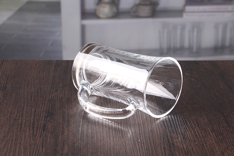 Beer glass with handle