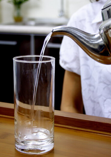 A thick glass is more likely to crack than a thin glass