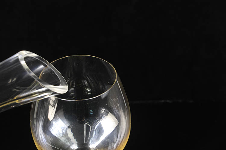 Glass decanter with hole