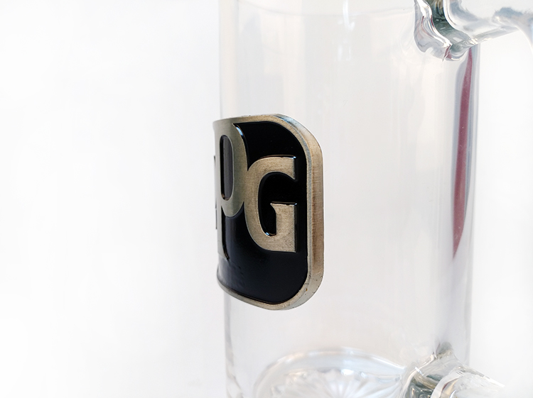 Tankard beer glass with metal logo