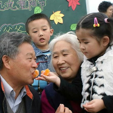 Visit Elderly Relatives-How to Celebrate the Double Ninth Festival