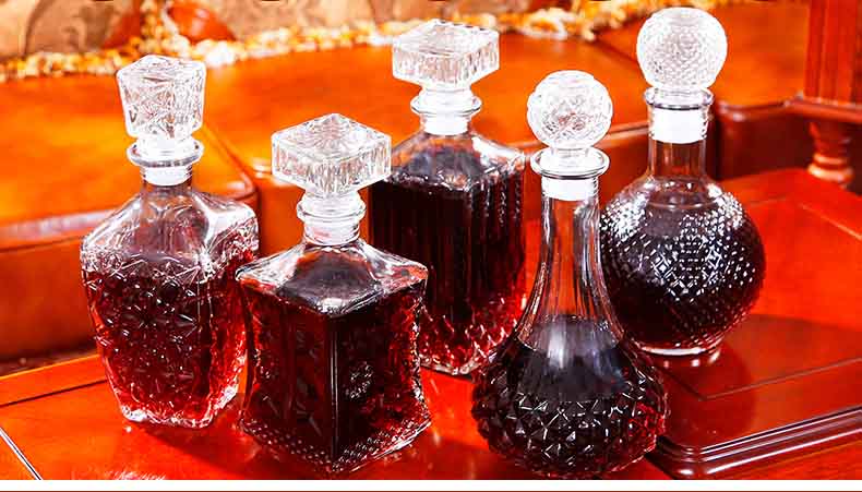 glass decanter with stopper