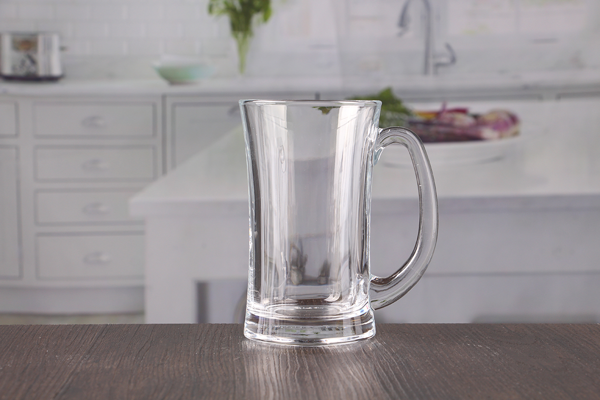 Beer glass with handle