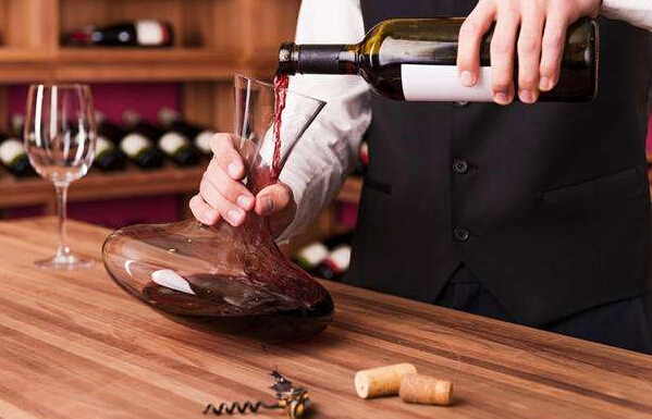 How to use wine glass decanters