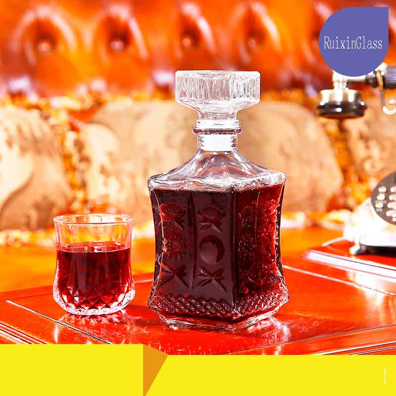 glass decanter with stopper