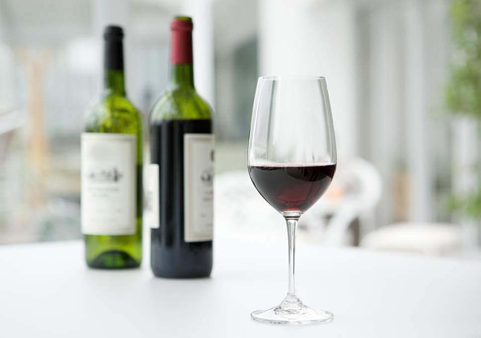 Can I bring wine glass on a plane?