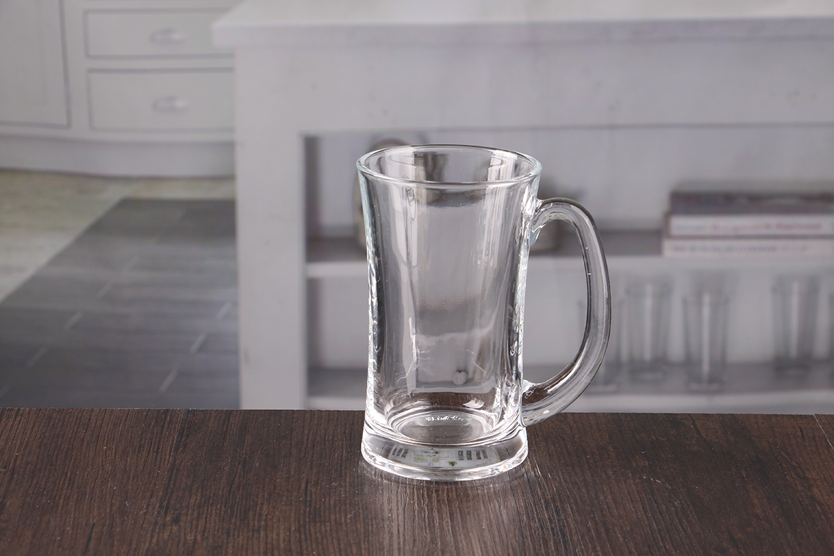 Beer glass with handle