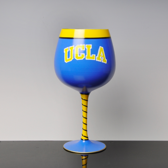 Is it better to find a large-scale red wine glass processing factory or a small one?