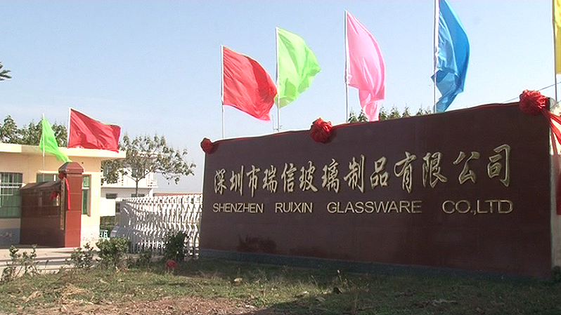 Is it better to find a large-scale red wine glass processing factory or a small one?