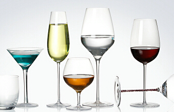    372/5000 Hóng jiǔbēi pīfā chǎngjiā de zhìshèng fǎbǎo hěnduō rén dōu yòngguò hóng jiǔbēi, dànshì jiànguò hóng jiǔbēi shēngchǎn guòchéng de rén què bù duō, dàjiā zhīdào wǒmen yòng de jīngyíng tòuliàng de hóng jiǔbēi shì zěnyàng zuò chūlái de ma?  Qíshí, bōlí pǐn de réngōng chuī zhì guòchéng kě chēng dé shàng shì yī mén yìshùle, xiànchǎng guānkàn hóng jiǔbēi de zhìzuò guòchéng juéduì shì yī chǎng shìjué de shèngyàn, ràng rén juédé shénqí yòu jīngyàn.  Ruì xìn bōlí zhìpǐn yǒuxiàn gōngsī shì yījiā 13 nián zhuānzhù yú yánfā, shēngchǎn, pīfā, língshòu di hóng jiǔbēi pīfā chǎngjiā, gōngsī de chuī zhì shīfùmen shì míngfùqíshí de yìshùjiā, tāmen dōu yǒuzhe shí jǐ nián dào èrshí jǐ nián de fēngfù jīngyàn, shúliàn de jìqiǎo jiā chuàngxīn de sīwéi, jīng tāmen shǒu chūpǐn de hóng jiǔbēi xiàntiáo liúchàng, zàoxíng yōuměi, pǐnzhí wánměi wúxiá. Yǒu lǎo yìshùjiāmen de réngōng chuī zhì, yǒu xiānjìn de jīqì shēngchǎn shèbèi, gèng yǒu yōuxiù de shòu qián shòuhòu yèwù rényuán, shǐ gōngsī de guónèi wài dìngdān liàng bùduàn pānshēng, ràng ruì xìn bōlí zài shēnzhèn de hóng jiǔbēi pīfā chǎngjiā zhōng zhǎn lùtóu jiǎo, zhè yěshì hǎiwài zhūduō guójiā hé guónèi kèhù duì ruì xìn gōngsī de rènkě. Ruì xìn bōlí jiāng zàijiēzàilì, zuò yīgè yǒu gèng duō kèhù rènkě de yōuxiù de shēnzhèn hóng jiǔbēi pīfā chǎngjiā. Wine glass wholesale manufacturers' winning formula