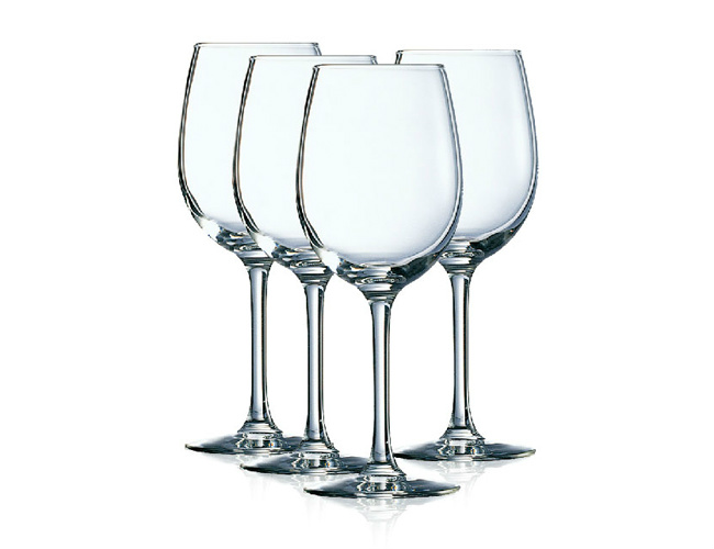 verres à vin en cristal et tasse en verre sur le matériau différent?