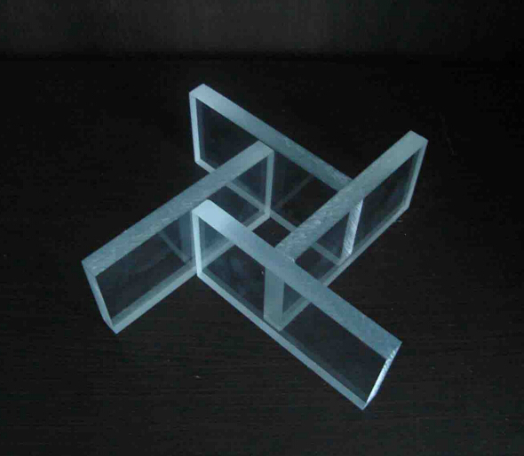 La différence entre le verre et le plexiglas ordinaire