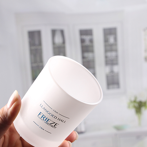 Qual é o significado do suporte de vela sobre o casamento?