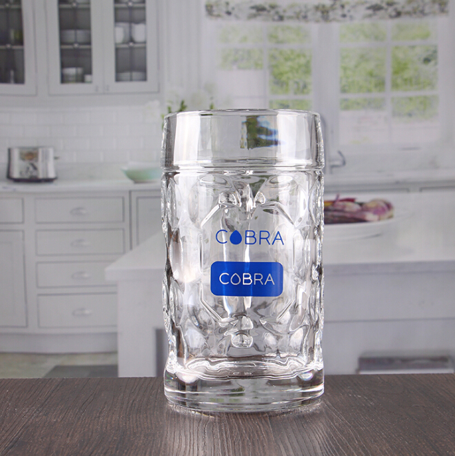 Er zijn verschillende manieren om logo op een glazen beker te printen