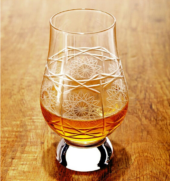 Waarom zijn Whiskey Glasses gevormd de manier waarop ze zijn