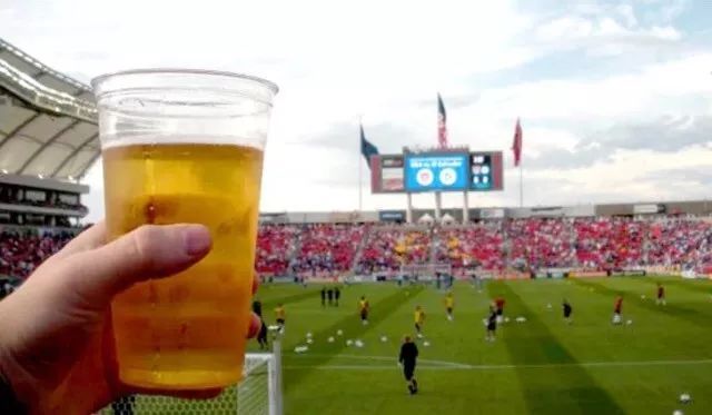 Bu imkansız! Dünya Kupasını izle, nasıl bira bardağı yok!