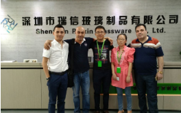 Des clients taïwanais à la recherche d'une fabrique personnalisée de verre à vin rouge ont chois