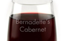 La personnalisation du verre de vin rouge est devenue la tendance d'aujourd'hui