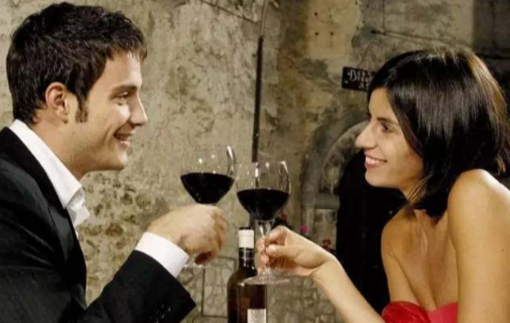 Comment tenir un verre de vin rouge