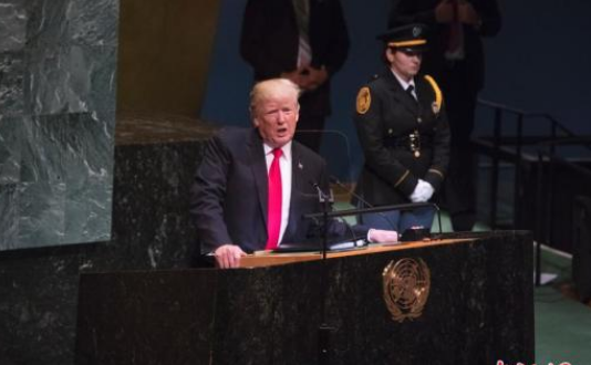 Le verre de vin rouge de Cheers Trump chargé de coke sans sucre