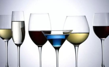 Um copo de vinho de cristal é diferente de um copo de vinho de vidro