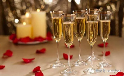 E taças de champanhe que não permitem que você beba champanhe?