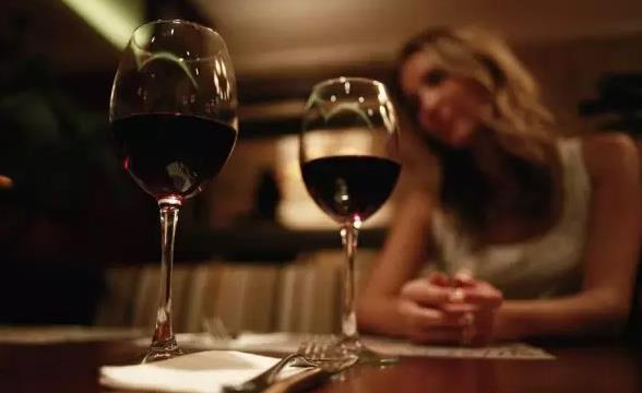 Prenez votre verre de vin rouge et faites un pas de plus vers la déesse