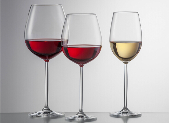 Weet je waarom mensen graag rode wijn drinken uit bokalen?