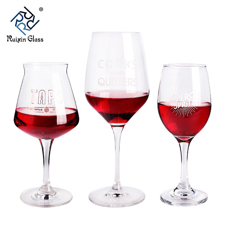 Glascultuur met rode wijn